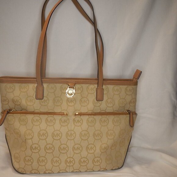 Michael Kors Canvas Signature Shoulder Bag. - Picture 9 of 11